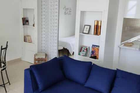 door to bedroom 2