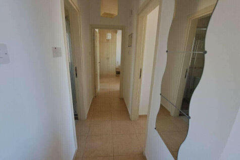 hall to bedrooms