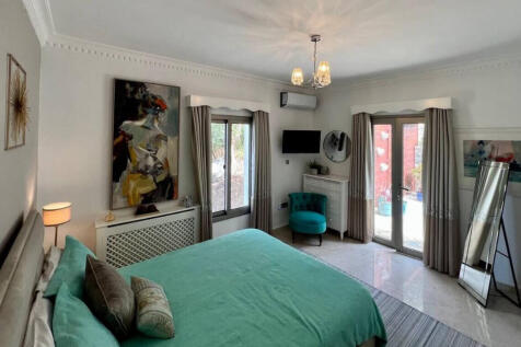 usptairs bedroom