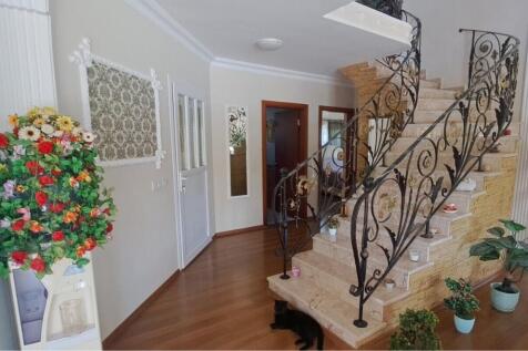 hall to  bedrooms