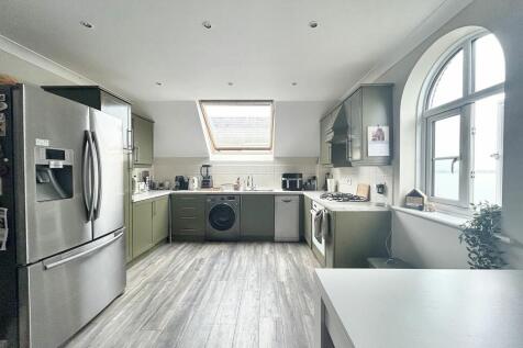 LOUNGE/KITCHEN/DINING AREA