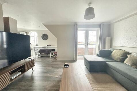 LOUNGE/KITCHEN/DINING AREA