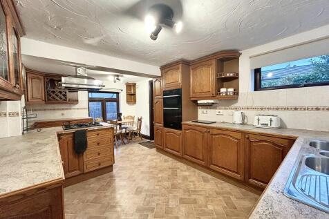 KITCHEN/BREAKFAST ROOM