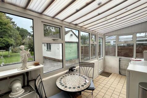 CONSERVATORY/UTILITY ROOM
