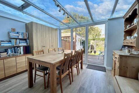 CONSERVATORY/DINING ROOM
