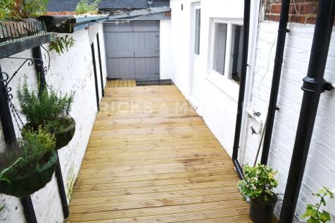 - ERlXl8obpJqLa4BMGgOCjJ8XU.jpg