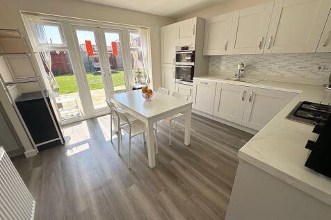 Kitchen/ Dining Room