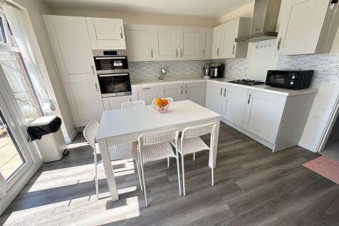 Kitchen/ Dining Room