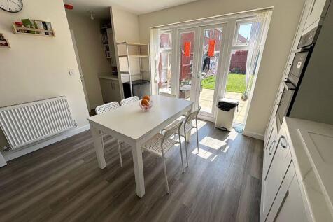 Kitchen/ Dining Room