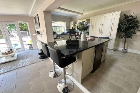 Kitchen/ Breakfast Room