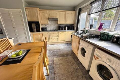Kitchen/ Dining Room