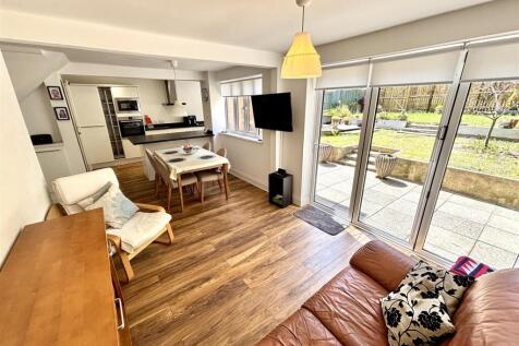 Open Plan Kitchen, Dining and Living Area