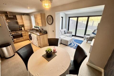 Open Plan Kitchen and Dining Room