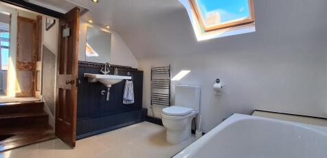 MAIN BATHROOM.jpg