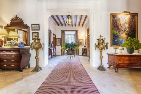 Impressive entrance 