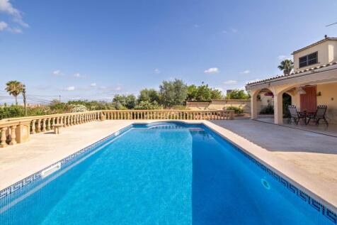 Pool amd Exterior