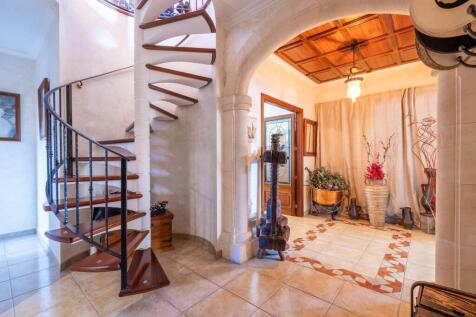 Entrance and Stairs