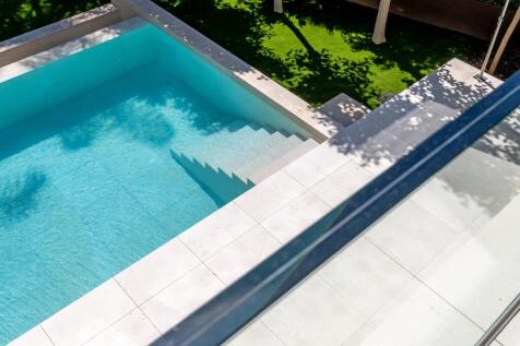 Pool detail