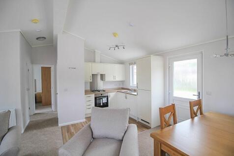 OPEN PLAN LIVING ROOM &amp; KITCHEN