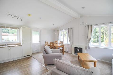 OPEN PLAN LIVING ROOM &amp; KITCHEN