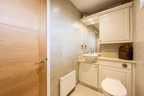 EN-SUITE SHOWER ROOM