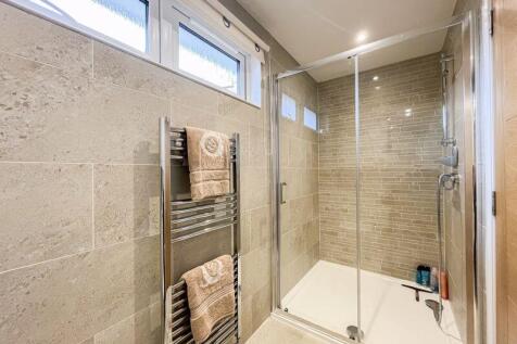EN-SUITE SHOWER ROOM