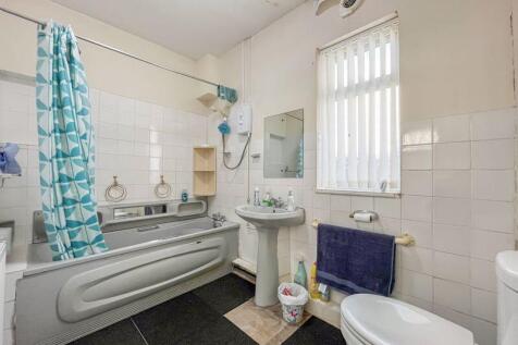 GROUND FLOOR BATHROOM