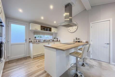 OPEN PLAN KITCHEN/DINING ROOM