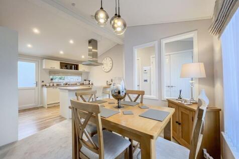 OPEN PLAN KITCHEN/DINING ROOM