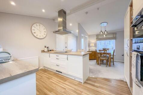 OPEN PLAN KITCHEN/DINING ROOM