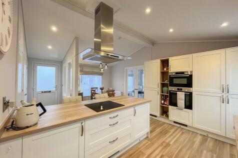 OPEN PLAN KITCHEN/DINING ROOM
