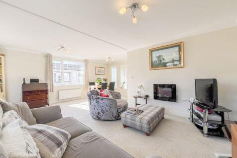 LIVING ROOM/DINER