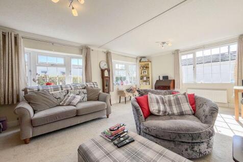 LIVING ROOM/DINER