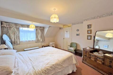 UPSTAIRS BEDROOM