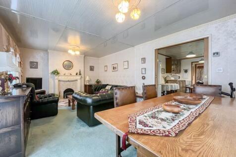LIVING ROOM/DINER