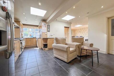 OPEN PLAN KITCHEN