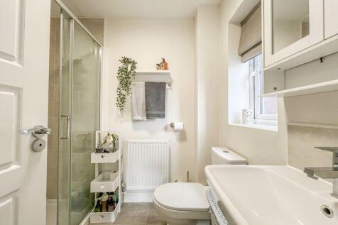 EN-SUITE SHOWER ROOM