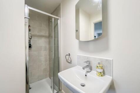 EN-SUITE SHOWER ROOM