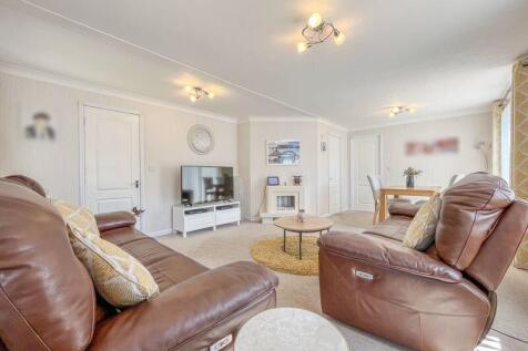 LIVING ROOM/DINER