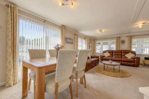 LIVING ROOM/DINER