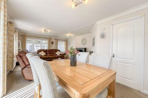 LIVING ROOM/DINER