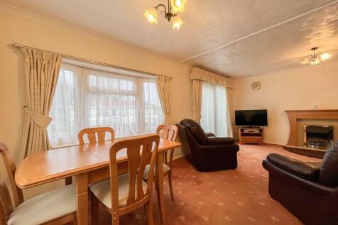 LIVING ROOM/DINER