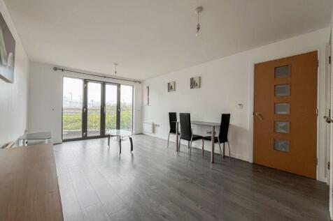 LIVING ROOM/DINER