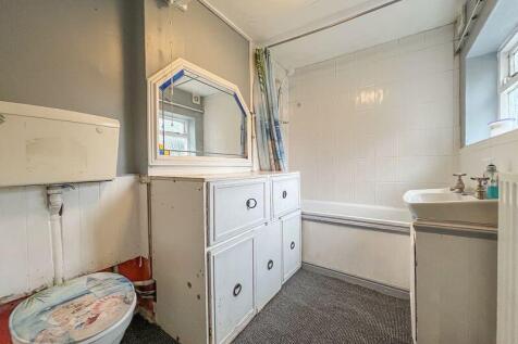 GROUND FLOOR BATHROOM