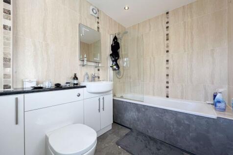 EN-SUITE BATHROOM