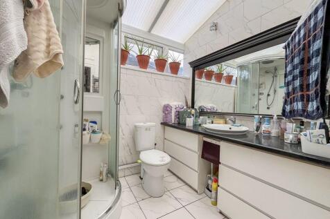 GROUND FLOOR SHOWER ROOM