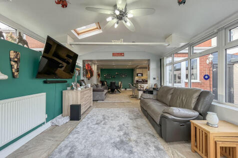 LIVING ROOM/CONSERVATORY