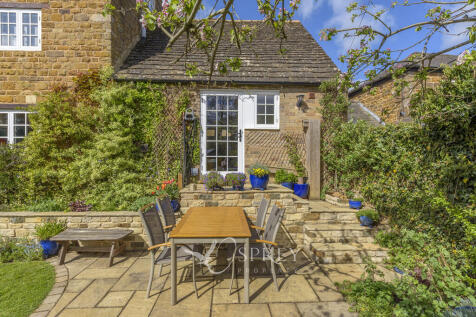 Patio to the Gard...