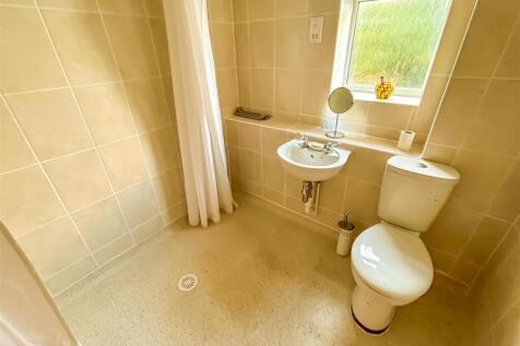 9 Belton Shower.jpg