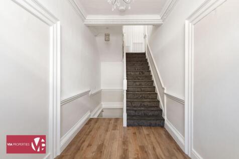 Flat 58a high street Hoddesdon via properties estate letting com